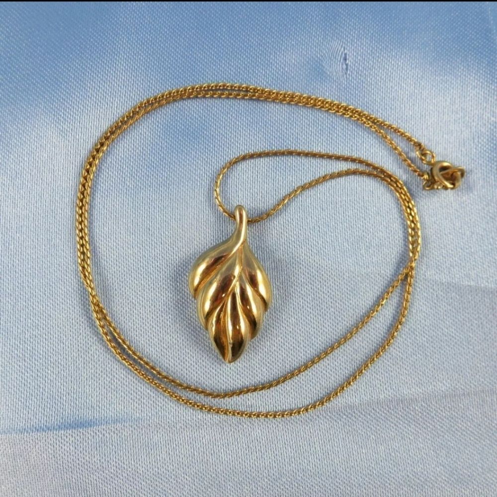 Vintage Signed Crown Trifari Leaf Pendant Necklace Gold-Tone Dainty Leaves - Picture 2 of 10
